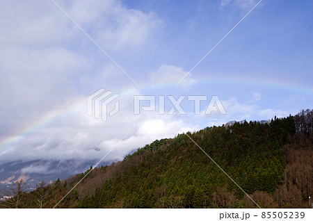 雨上がり、磐梯山の麓にかかる虹のア－チが青空に綺麗。 85505239