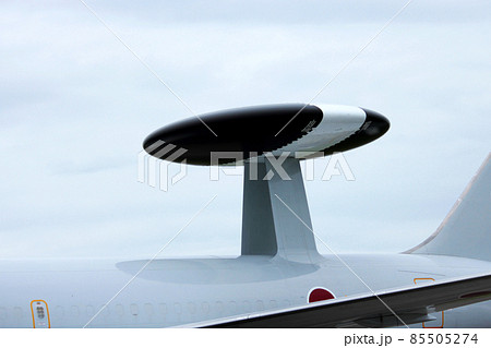 空中管制機の機上に設置された大型レーダー 85505274