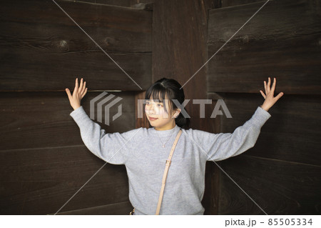 京都府京都市左京区の南禅寺の三門を背景にしている若い女性 85505334