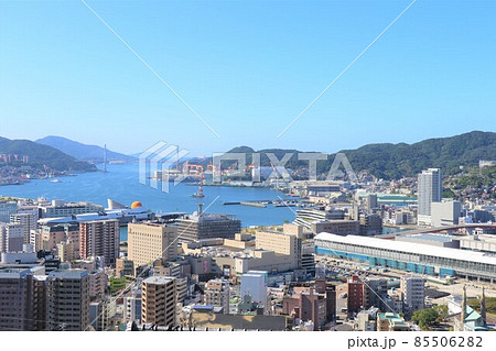 高台から眺める快晴の長崎市街地 長崎市中心部 長崎港や再開発中の長崎駅周辺 高台から眺める快晴の長崎市街地 長崎市中心部 長崎港や再開発中の長崎駅周辺 85506282