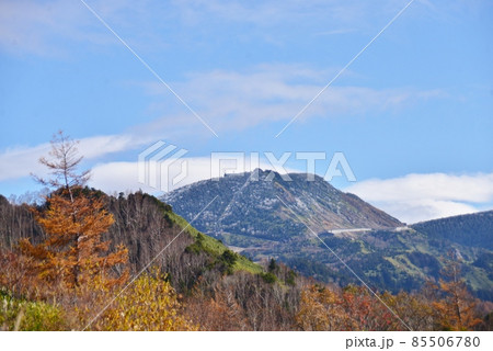 笠ヶ岳山麓の県道から見る横手山 85506780