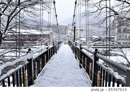 冬の雪降る塩原温泉と紅の吊橋 冬の雪降る塩原温泉と紅の吊橋 85507014