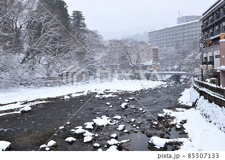 冬の雪降る塩原温泉 85507133