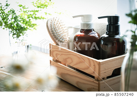 シャンプーとコンディショナー　ナチュラルなヘアケアのイメージ素材 85507240