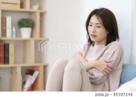 冷え性の女性 悪寒 体調不良 冷え性の女性 悪寒 体調不良 85507248