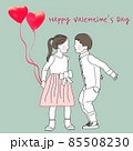 ハート型の風船を持つ女の子と喜ぶ男の子 バレンタイン 85508230