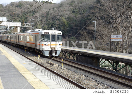 中央本線　古虎渓駅　通過する列車 85508236