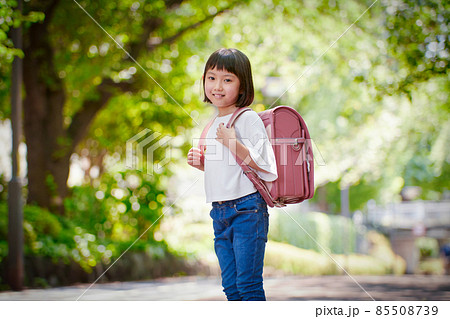 ランドセルを背負った女の子 85508739