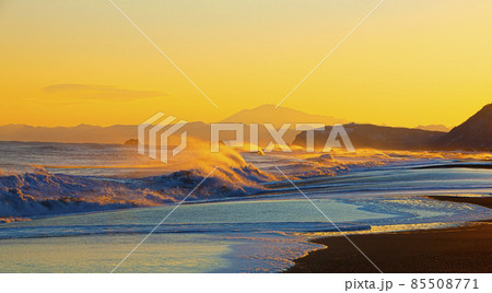 Colorful sunrise in the Pacific Ocean in Kamchatka peninsula Colorful sunrise in the Pacific Ocean in Kamchatka peninsula 85508771