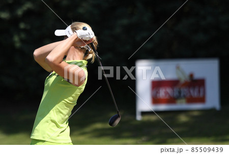 lady golfer on a golf course, in Fourqueux, france lady golfer on a golf course, in Fourqueux, france 85509439