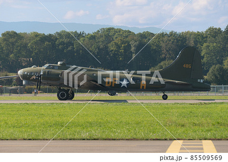アメリカ陸軍ボーイングB-17G爆撃機の離陸 アメリカ陸軍ボーイングB-17G爆撃機の離陸 85509569