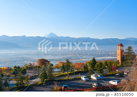 山梨市 早朝の山梨県笛吹川フルーツ公園から眺める、秋の富士山と甲府盆地 85510050