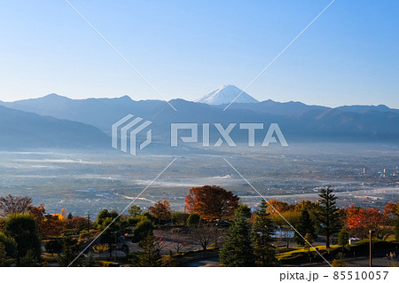 山梨市 早朝の山梨県笛吹川フルーツ公園から眺める、秋の富士山と甲府盆地 85510057