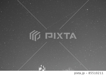 三大流星群のひとつしぶんぎ流星群の流れ星 85510211