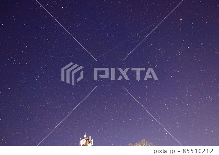 三大流星群のひとつしぶんぎ流星群の流れ星 85510212