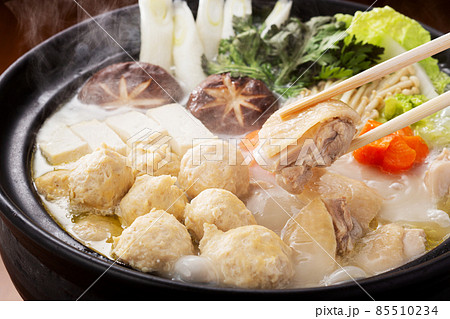 鍋料理　水炊き　鶏鍋　鍋　鍋イメージ　鶏団子　とりつくね　肉だんご　箸持ち上げ 85510234