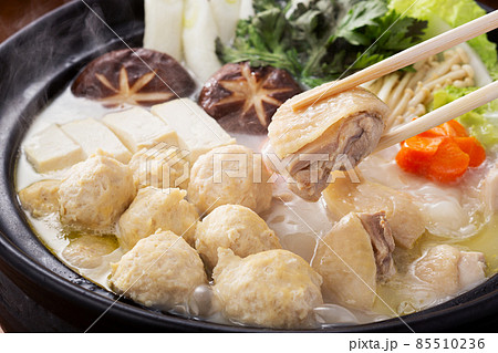 鍋料理 水炊き 鶏鍋 鍋 鍋イメージ 鶏団子 とりつくね 肉だんご 箸持ち上げ 鍋料理 水炊き 鶏鍋 鍋 鍋イメージ 鶏団子 とりつくね 肉だんご 箸持ち上げ 85510236