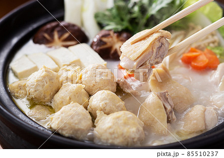 鍋料理　水炊き　鶏鍋　鍋　鍋イメージ　鶏団子　とりつくね　肉だんご　箸持ち上げ 85510237