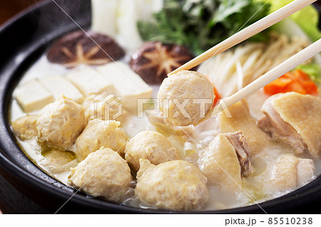 鍋料理 水炊き 鶏鍋 鍋 鍋イメージ 鶏団子 とりつくね 肉だんご 箸持ち上げ 鍋料理 水炊き 鶏鍋 鍋 鍋イメージ 鶏団子 とりつくね 肉だんご 箸持ち上げ 85510238