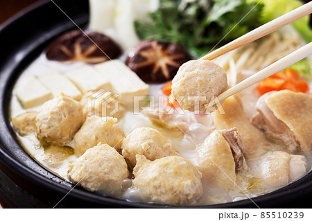 鍋料理　水炊き　鶏鍋　鍋　鍋イメージ　鶏団子　とりつくね　肉だんご　箸持ち上げ 85510239