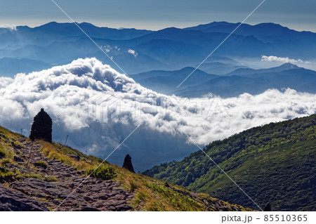 八ヶ岳連峰・硫黄岳から見る雲海と奥秩父の山並み 八ヶ岳連峰・硫黄岳から見る雲海と奥秩父の山並み 85510365