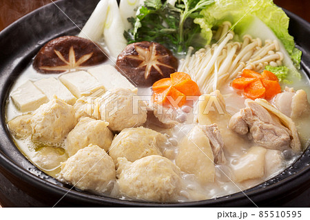 鍋料理　水炊き　鶏鍋　鍋イメージ　鶏団子　とりつくね　肉だんご　肉団子鍋 85510595