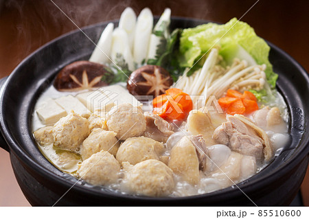 鍋料理　水炊き　鶏鍋　鍋イメージ　鶏団子　とりつくね　肉だんご　肉団子鍋 85510600