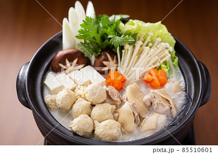 鍋料理　水炊き　鶏鍋　鍋イメージ　鶏団子　とりつくね　肉だんご　肉団子鍋 85510601