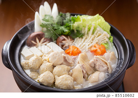 鍋料理　水炊き　鶏鍋　鍋イメージ　鶏団子　とりつくね　肉だんご　肉団子鍋 85510602