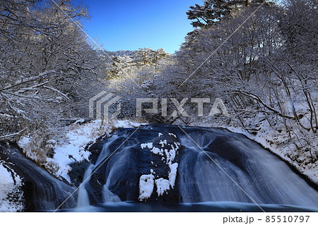 岩手県花巻市　冬の釜淵の滝 85510797
