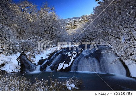 岩手県花巻市 冬の釜淵の滝 岩手県花巻市 冬の釜淵の滝 85510798