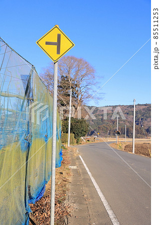 警戒標識、道路交差点有り(左) 警戒標識、道路交差点有り(左) 85511253