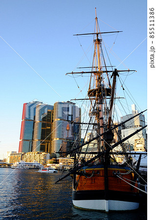 世界で最も美しく魅力的なシドニーを代表するお洒落な観光地ダーリングハーバーにあるエンデバー号 85511386