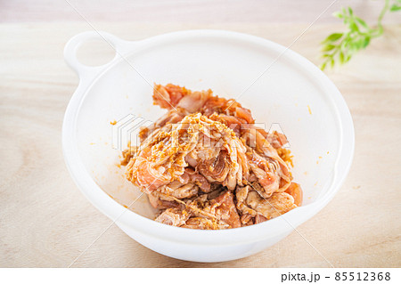 料理前の味付けをした豚肉 料理前の味付けをした豚肉 85512368