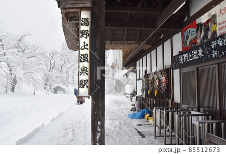 大雪の湯野上温泉駅　福島 85512673