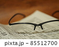 新聞と眼鏡 85512700