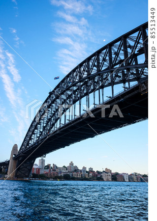 世界で最も美しく魅力的なオーストラリアの港街都市シドニーのアイコン的存在、シドニーハーバーブリッジ 85513449