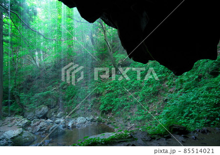 裏から見た岩井滝の水の流れ1 岡山県苫田郡鏡野町 裏から見た岩井滝の水の流れ1 岡山県苫田郡鏡野町 85514021