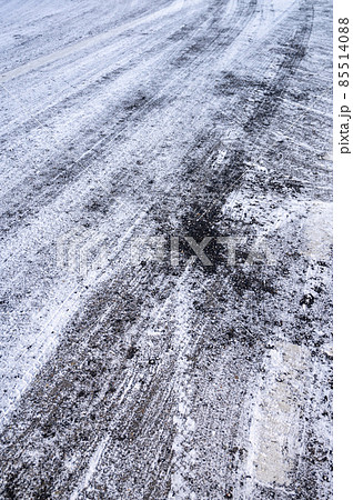 タイヤ跡が残る積雪した道路 タイヤ跡が残る積雪した道路 85514088