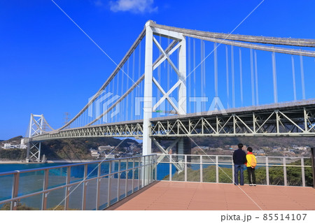 晴天下の関門橋（関門海峡） 85514107
