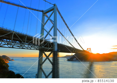 初日の出の関門橋（関門海峡） 85514130