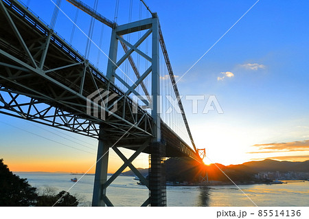 初日の出の関門橋（関門海峡） 85514136