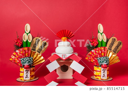 正月飾り鏡餅と門松　赤背景 85514715