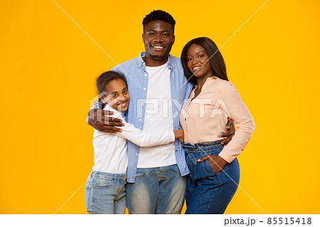 Happy black guy posing with wife and smiling teen daughter 85515418
