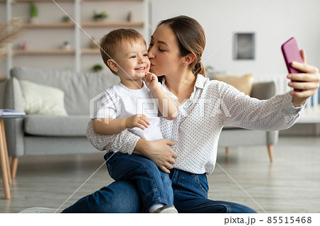 Loving mother taking selfie with her toddler...の写真素材 ...