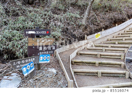 ヤビツ峠バス停横の大山登山口の案内 85516074