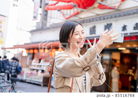 大阪観光を楽しむ女性 大阪観光を楽しむ女性 85516768
