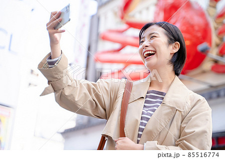 大阪観光を楽しむ女性 85516774