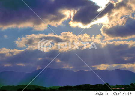 日差し　雲間の光　風景 85517542