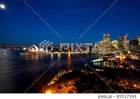 世界で最も美しいシドニーハーバーの夜景に映える、オーストラリアの象徴的存在の世界遺産オペラハウス 世界で最も美しいシドニーハーバーの夜景に映える、オーストラリアの象徴的存在の世界遺産オペラハウス 85517563